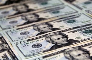Dólar fecha estável abaixo de R$ 5, com alívio geopolítico entre Irã e EUA, e atuação do Banco Central