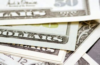 Dólar fecha em queda, com apoio do petróleo e cautela antes de decisões de juros no Brasil e nos EUA