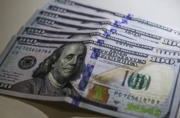 Dólar cai e fecha a R$ 4,97 em meio a incertezas sobre acordo entre EUA e Irã