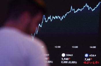 Ibovespa destoa do exterior e recua pressionado por Petrobras