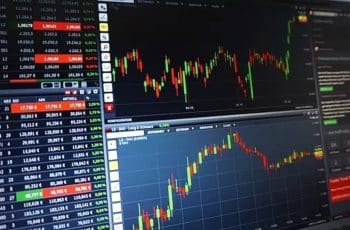Ibovespa fecha em alta com impulso do petróleo, e dólar recua a R$ 4,97