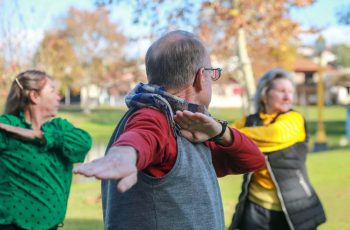 Idoso fazem exerc&iacute;cio f&iacute;sco em pra&ccedil;a