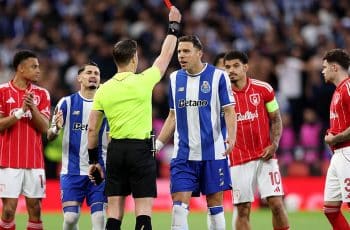 Jan Bednarek obejrzał czerwoną kartkę w meczu Ligi Europy Nottingham Forest - FC Porto. Polski obrońca wyleciał z boiska w 8. minucie