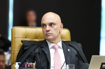 Ministro Alexandre de Moraes e esposa processam senador Alessandro Vieira por danos morais relacionados a declarações sobre o PCC 12 Moraes e esposa acionam Justiça contra Alessandro Vieira por danos morais | Blogs | CNN Brasil