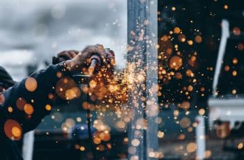 Dólar fecha abaixo de R$ 5 pela primeira vez em dois anos 4 Exportações industriais devem enfraquecer em curto prazo com dólar abaixo de R$ 5