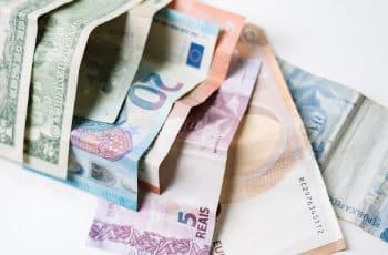 Dólar fecha a R$ 4,98 com impasse EUA-Irã