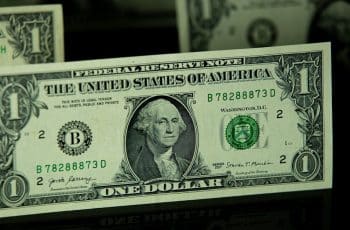 Dólar fecha a R$ 5 com maior dissidência do Fed desde 1992