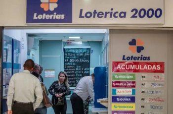 Pessoas em uma casa lotérica apostando na Loteria Federal 6058.