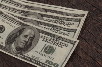 Dólar sobe 0,58% a R$ 5,0028 com tensão no Oriente Médio