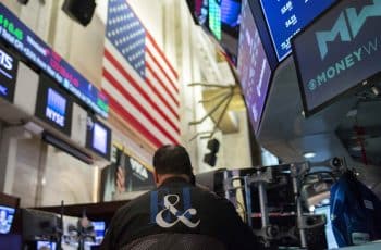 Com dólar abaixo de R$ 5, é hora de investir lá fora? Veja o que analistas recomendam