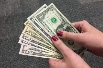 Dólar cai e fecha a R$ 4,99, de olho nas negociações entre EUA e Irã; Ibovespa recua