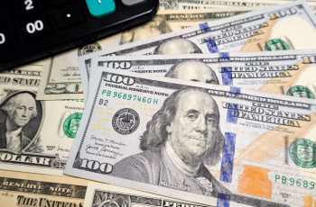 Dólar Sobe Aos R$ 5,06 Puxado Pelo Cenário Político no Brasil e Pelo Exterior