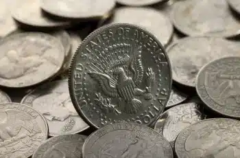 Petróleo avança e atinge US$ 107 por barril 3 Dólar tem mais uma sessão lateral apesar de baixa da bolsa e alta do petróleo - Times Brasil