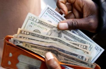 Dólar fecha em alta de 0,86%, a R$5,0416, influenciado por cenário político e avanço global da moeda americana. 7 Dólar fecha em alta, próximo dos R$ 5,05, após Flávio Bolsonaro admitir visita a Vorcaro