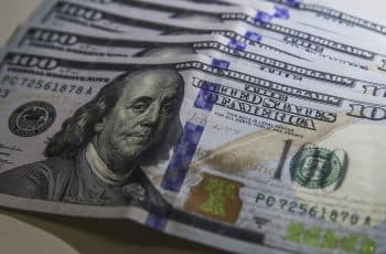 Dólar fecha abaixo de R$ 4,90 pela primeira vez em 28 meses