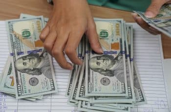 Dólar hoje sobe com incertezas no Oriente Médio e foco em dados de inflação