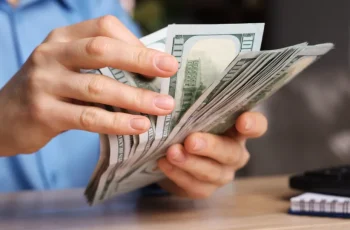 Dólar recua e encerra a quarta-feira a R$ 5,003, com queda de 0,74% 12 Dólar cai para R$ 5 e bolsa sobe com alívio no Oriente Médio