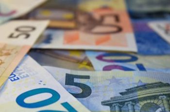Euro encerra em alta no mercado paralelo, cotado a 30.572 VND/EUR 1 "Renascimentos" verdes