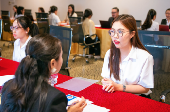Taxa de desemprego em Ho Chi Minh cai para 3,68% com a criação de 177.047 novos empregos até 2025 7 A delegação da província de Vinh Long, responsável pela promoção de investimentos em Singapura, fez uma visita de cortesia à Embaixada do Vietnã em Singapura.