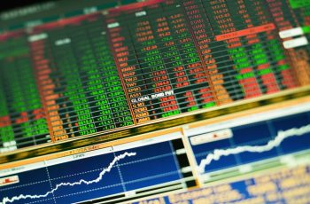 Ibovespa avança 0,91% e fecha a 177.815,72 pontos 1 Ibovespa Fecha em Alta com Apoio Externo, Mas Liquidez Reduzida com Feriado nos EUA