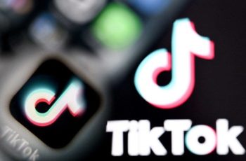 TikTok adiciona entre R$ 18,6 bilhões e R$ 37,3 bilhões ao PIB do Brasil em 2025, aponta relatório. 7 Uma foto tirada em 10 de abril de 2025 mostra os logotipos da rede social chinesa TikTok na tela de um smartphone - (crédito: Kirill KUDRYAVTSEV/AFP)