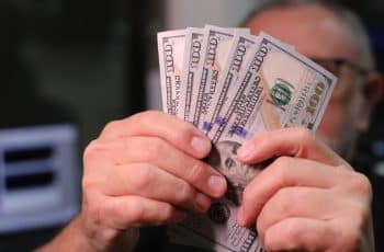 Dólar fecha abaixo de R$ 4,90 pela primeira vez em 28 meses