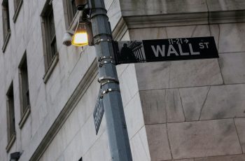 Ibovespa encerra estável com investidores atentos a influências externas e queda nos preços do petróleo 4 Futuros de NY abrem em alta por negociações entre EUA-Irã e com petróleo em queda