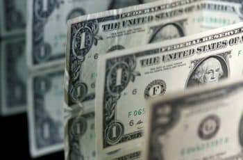 Dólar hoje cai 1% e se aproxima de R$ 4,90 com alívio externo e ata do Copom no radar