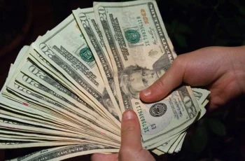 Petróleo recua com avanço nas tratativas de paz entre Irã e EUA, aliviando pressões de preços 4 Dólar cede com mercado em compasso de espera por um acordo de paz entre EUA e Irã - Times Brasil