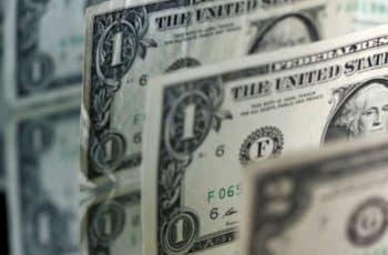Dólar fecha em queda, a R$4,89, no menor valor em mais de dois anos