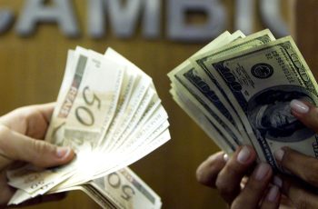 Dólar recua 1,34% e fecha a R$ 4,998 em dia de recuperação dos mercados internacionais 1 Dólar cai e fecha abaixo de R$ 5, após recuo de Trump no Irã