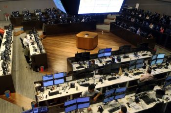 Ibovespa avança com cenário eleitoral e balanços no foco; dólar cai