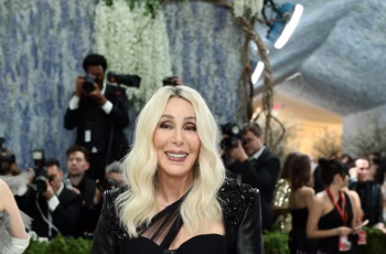 Cher Retorna ao Met Gala em Vestido Burberry Inspirado em Seu Estilo Icônico 3 Cher Makes a Rare Met Gala Appearance in Burberry