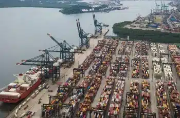 Superávit comercial do Brasil atinge US$ 10,537 bilhões em abril, o maior da série histórica, segundo o Mdic 8 Balança comercial brasileira atinge superávit recorde em abril impulsionada por soja e petróleo