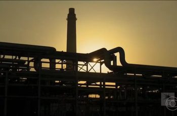 Petróleo opera acima de US$ 110 após declarações sobre guerra no Oriente Médio 1 Preço do barril de petróleo cai após declaração de Trump de que guerra no Oriente Médio está perto do fim — Foto: Jornal Nacional/ Reprodução