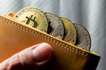 Bitcoin cai 2,43% e é cotado a US$ 81.933 amid preocupações com recessão nos EUA 1 Mercado de criptomoedas tropeça enquanto Trump descarta recessão nos EUA