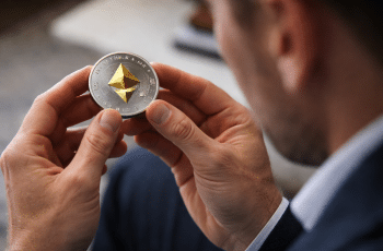 Ethereum segue acima de $2,300 apesar da fraca demanda do varejo