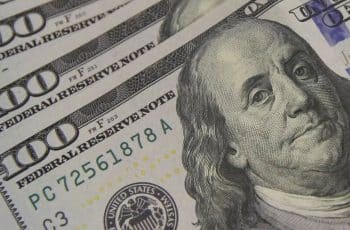 Dólar sobe a R$ 5,06, e bolsa cai com tensão global e ruído político