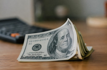 Dólar encerra em R$ 5,06, mantendo volatilidade no mercado de câmbio. 1 Dólar volta à faixa de R$ 5,06 após queda recente, com mercado atento ao petróleo e à desaceleração da economia