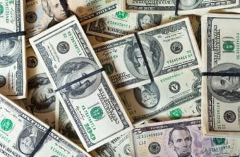 DÓLAR FECHA ESTÁVEL A R$ 4,92 COM VOLATILIDADE LIGADA À GUERRA NO ORIENTE MÉDIO
