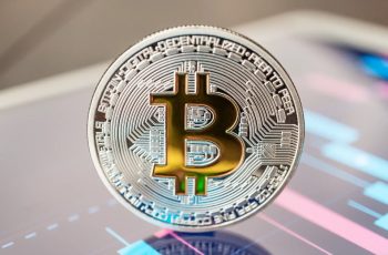 Bitcoin recua 1,41% e é negociado a US$ 104,6 mil após máxima histórica 1 Bitcoin (BTC) recua após renovar recorde em dia decisivo para o mercado de criptomoedas