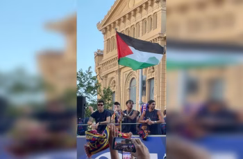 Lamine Yamal provoca reações ao exibir bandeira da Palestina durante celebração do título do Barcelona 7 Lamine Yamal ondea la bandera palestina en la rúa del Barça | Fútbol | Deportes