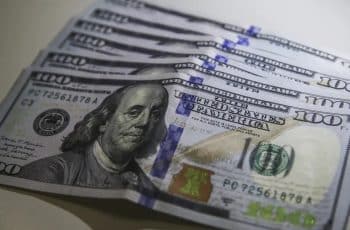 Dólar fecha estável a R$ 4,92 e Ibovespa sobe com otimismo global