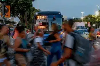 PIB brasileiro cresce 2,3% em 2025, abaixo dos 3,4% de 2024, segundo IBGE 4 Tensões globais e geopolíticas desaceleraram crescimento do PIB brasileiro em 2025, diz IBGE – Noticias R7