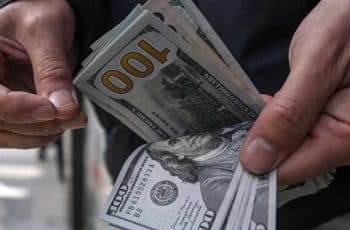 Dólar fecha abaixo de R$ 4,90 pela primeira vez em 28 meses – CartaCapital