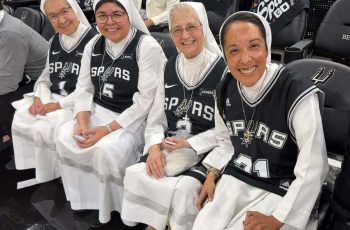 Nuns abençoam Luke Kornet antes de vitória dos Spurs sobre o Thunder no Jogo 4 das Finais da Conferência Oeste 6 Who are the ‘Spurs nuns’? The Salesian Sisters who blessed Luke Kornet before a big Game 4 win