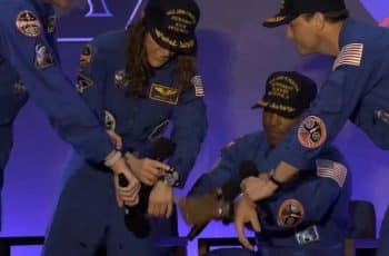 Astronautas da missão Artemis 2; eles estavam um dispositivo feito no Brasil que ajuda a mensurar o sono no espaço