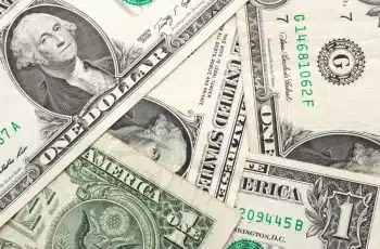 Dólar encerra abril de 2026 cotado a R$ 5,15, com pressão de alta devido a juros nos EUA e fluxo cambial. 5 Dólar comercial vs. turismo: saiba como economizar hoje