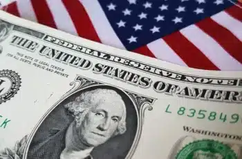 Dólar oscila e se mantém próximo de R$ 4,95 com cenário externo no radar -