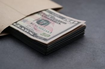 Dólar encerra em queda de 0,19%, cotado a R$ 5,0193 6 Dólar fecha em queda, com alívio geopolítico entre EUA e Irã e recuo global da moeda norte-americana